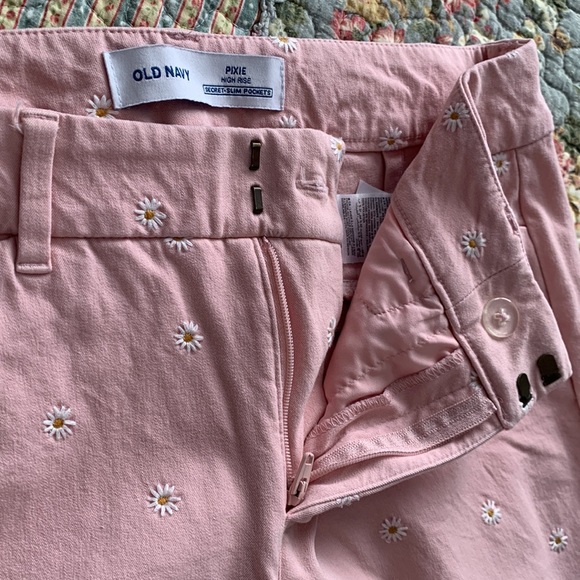 So Cute!!!!! Old Navy pixie high rise blush pink daisy embroidered pants. - Picture 3 of 4